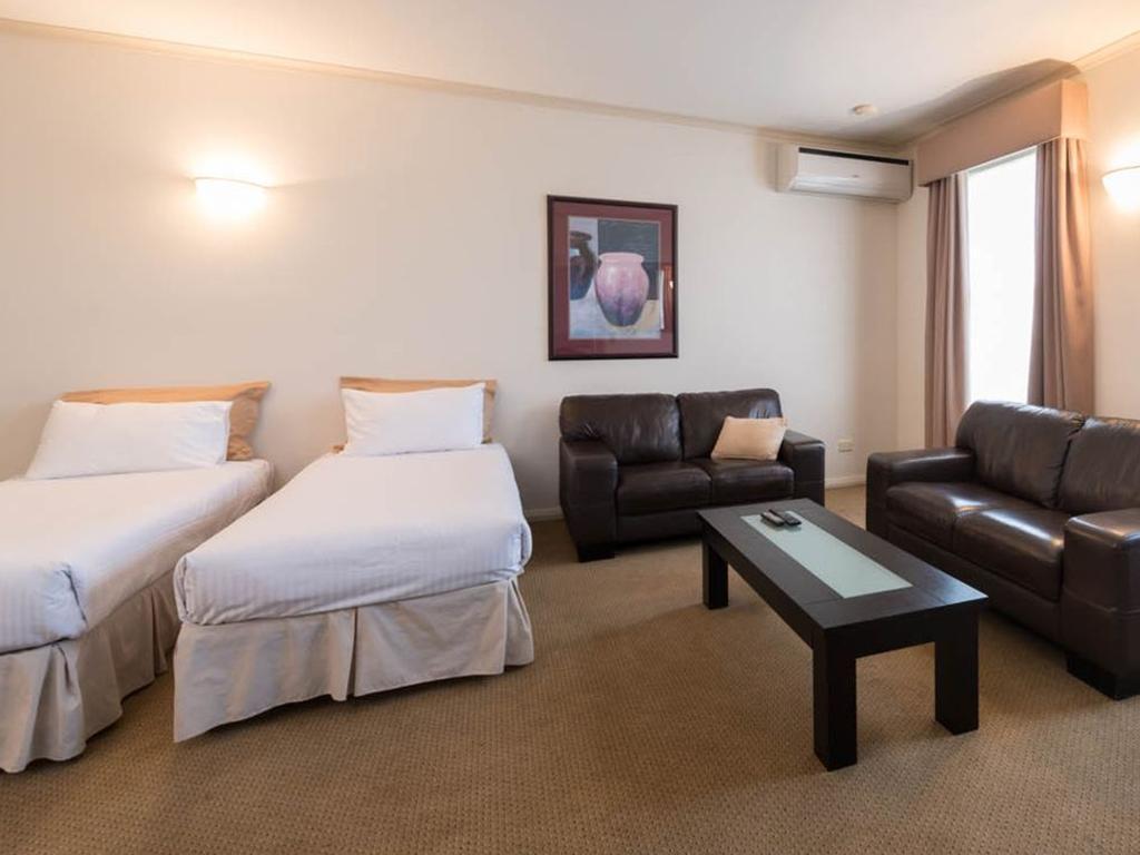 Отель Beau Monde International Doncaster East Экстерьер фото